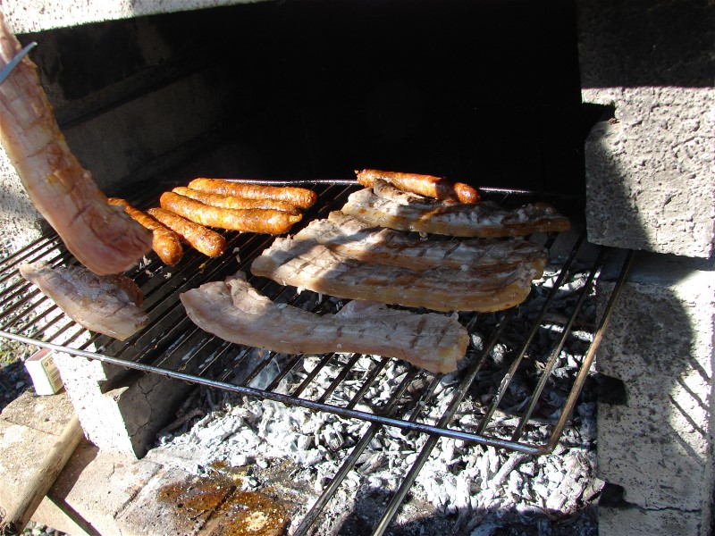 Barbecue jardin fleuri